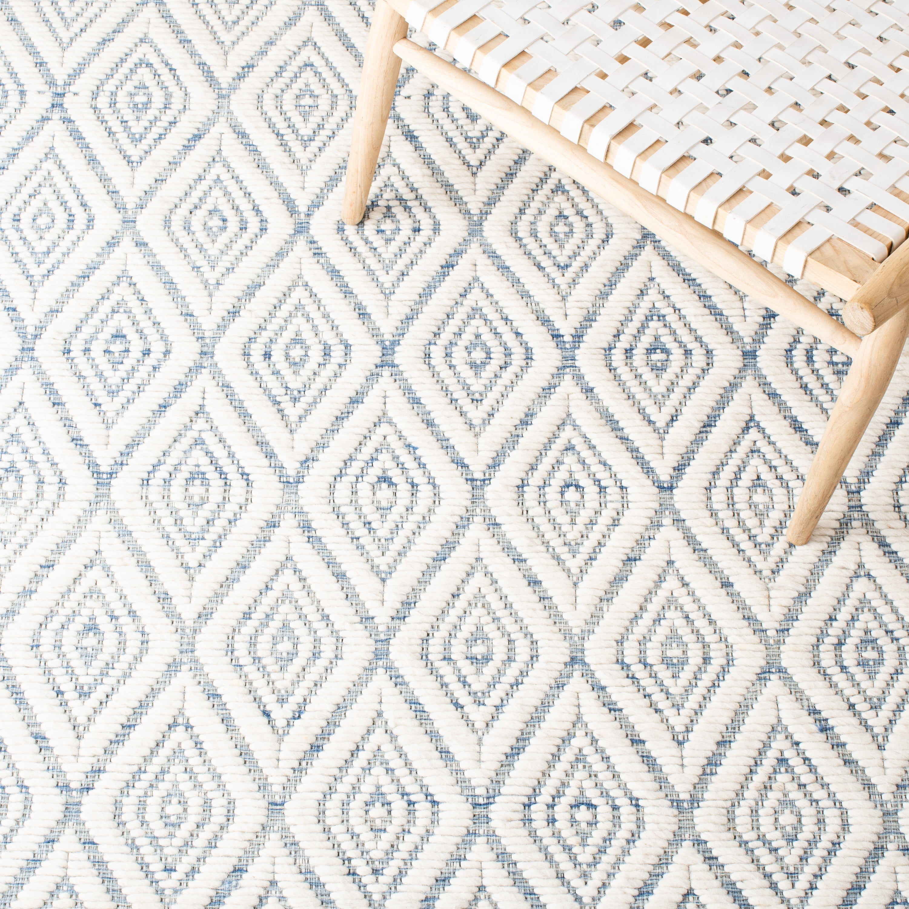 SAFAVIEH Marbella Winston Diamond Area Rug, Blue/Ivory, 4' x 6'