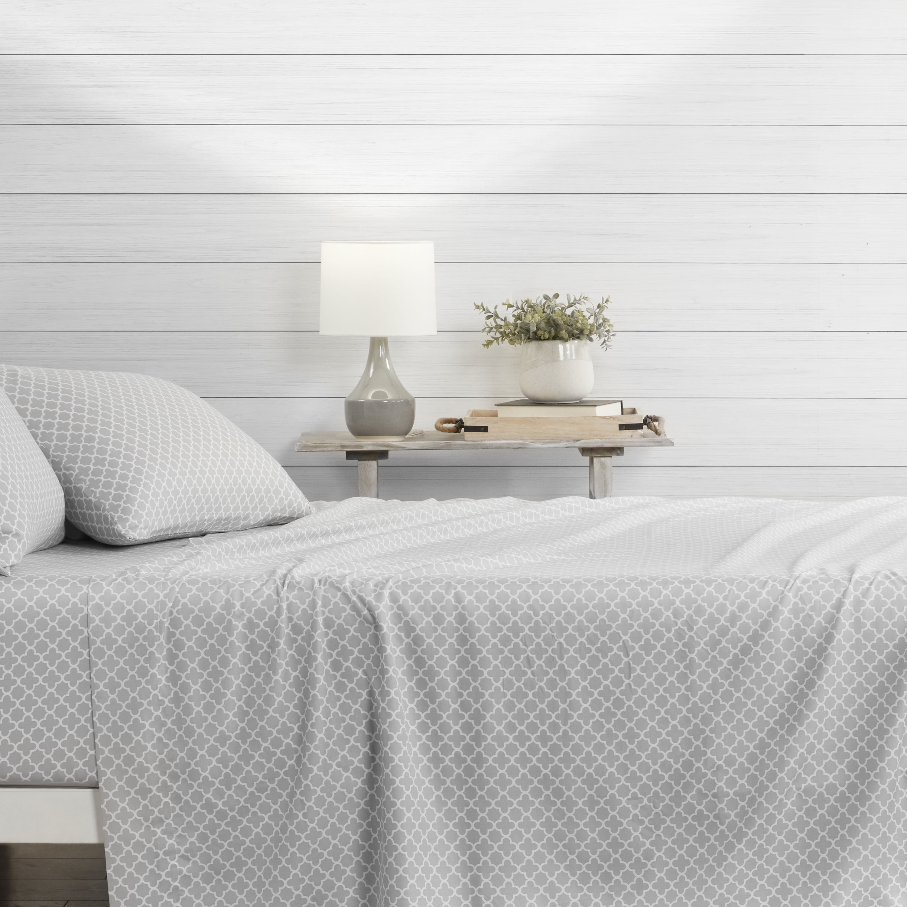 Noble Linens 4 Piece Pattern Microfiber Bed Sheets Set, Gray Quadrafoil, King