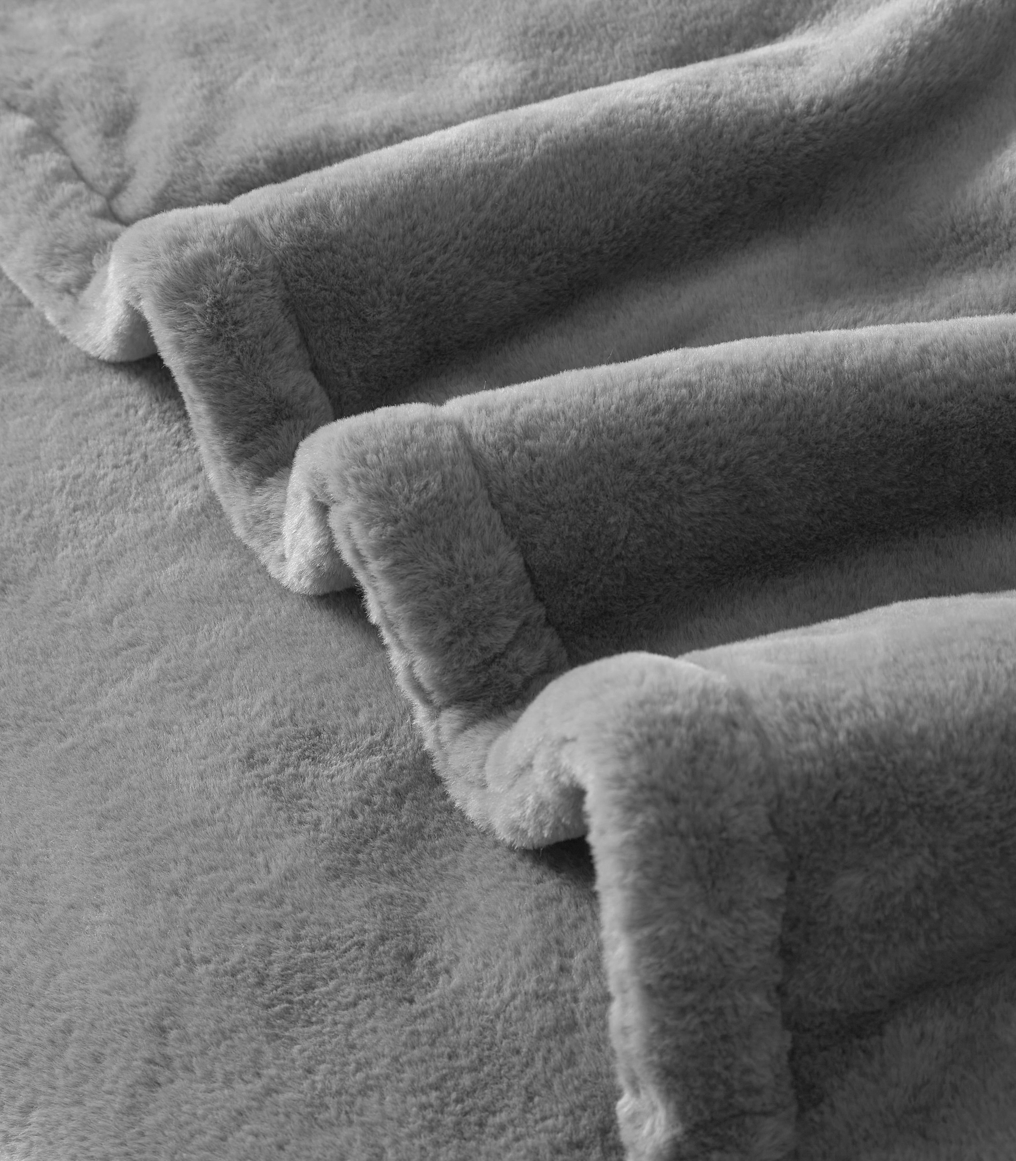 Better Homes & Gardens Cuddle Faux Fur Throw Blanket, 50 in x 72 in, Grey