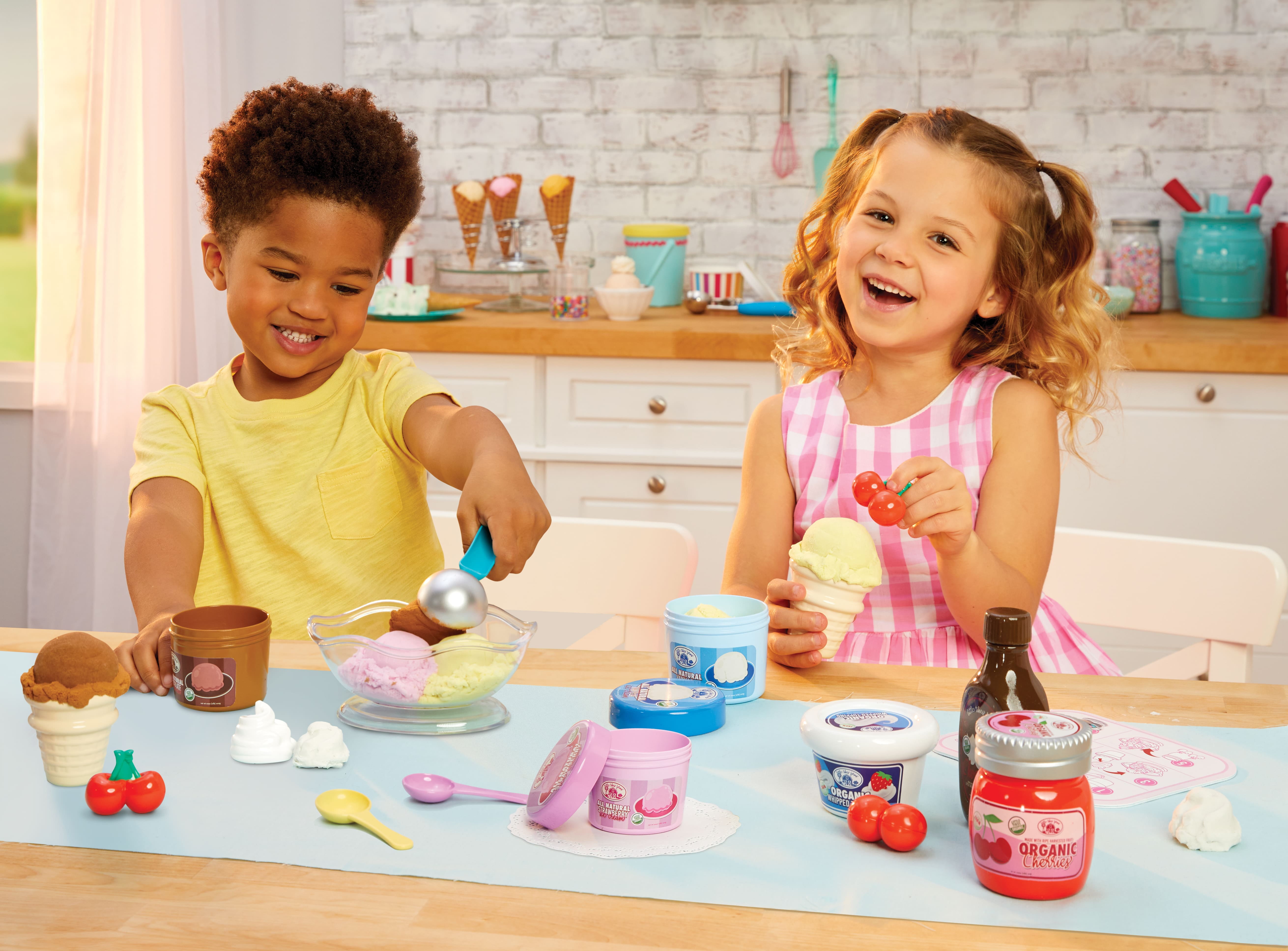 Little Tikes Creative Chefs Ice Cream Kit with Make-It Mix Play Sand, 20 Accessories, Realistic Pretend Play Set, Boys, Girls, Ages 3+