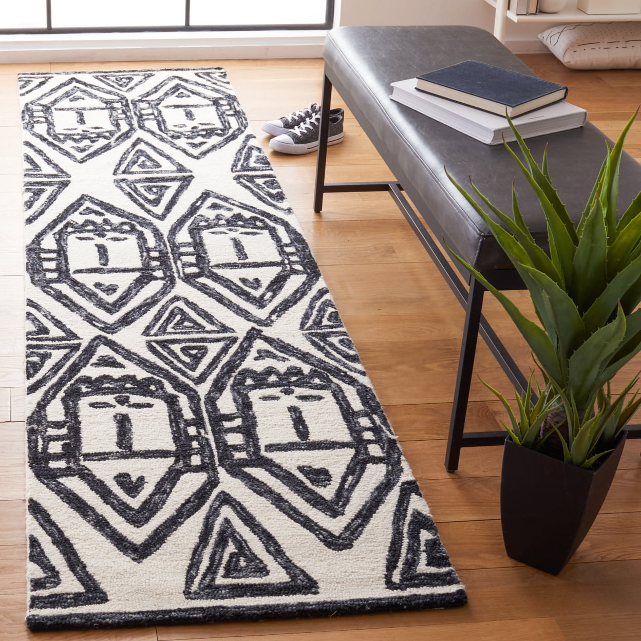 SAFAVIEH Metro Peronel Diamond Area Rug, Black/Ivory, 3' x 5'