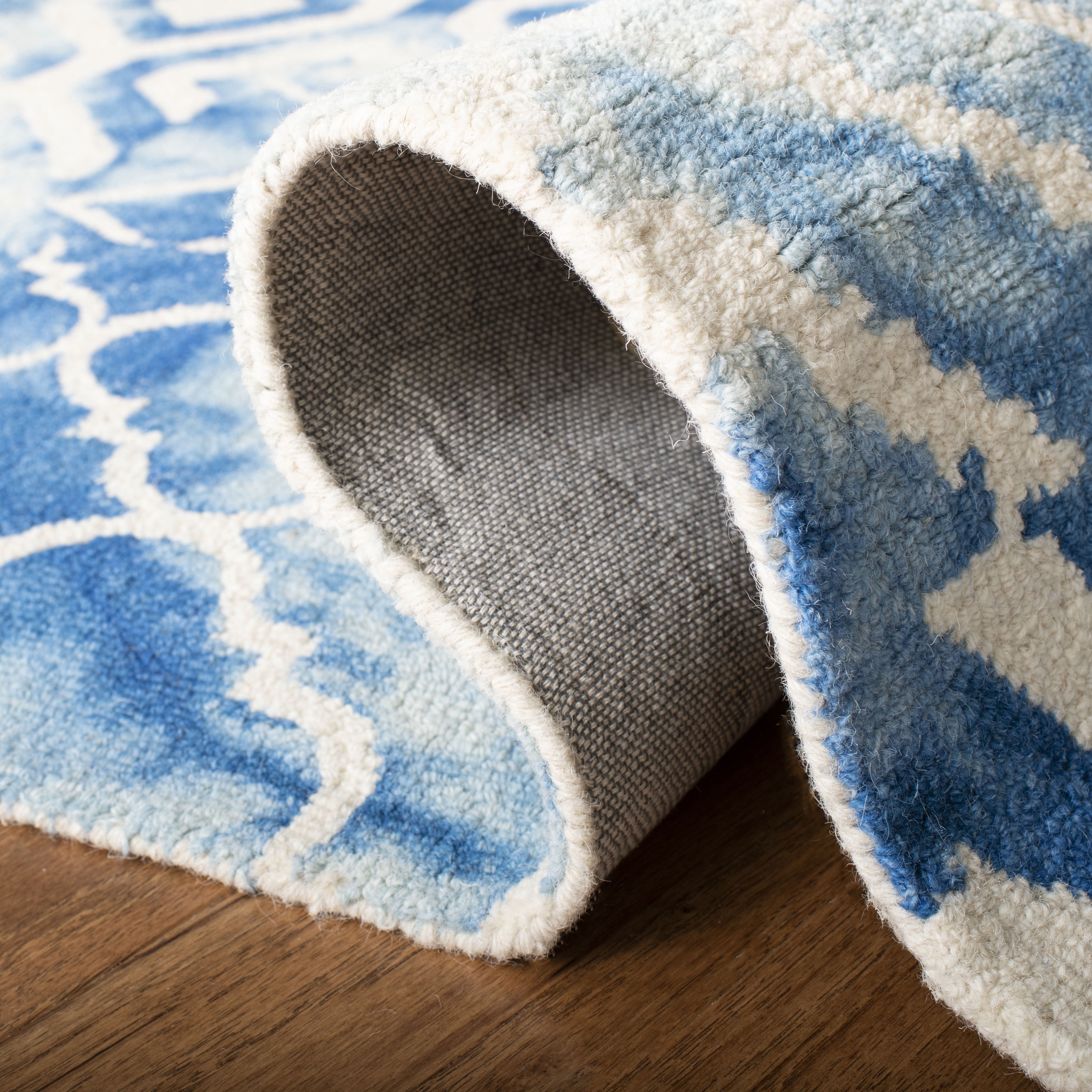 Safavieh Dip Dye Aylmer Distressed Area Rug, Blue/Ivory, 5' x 5' Round