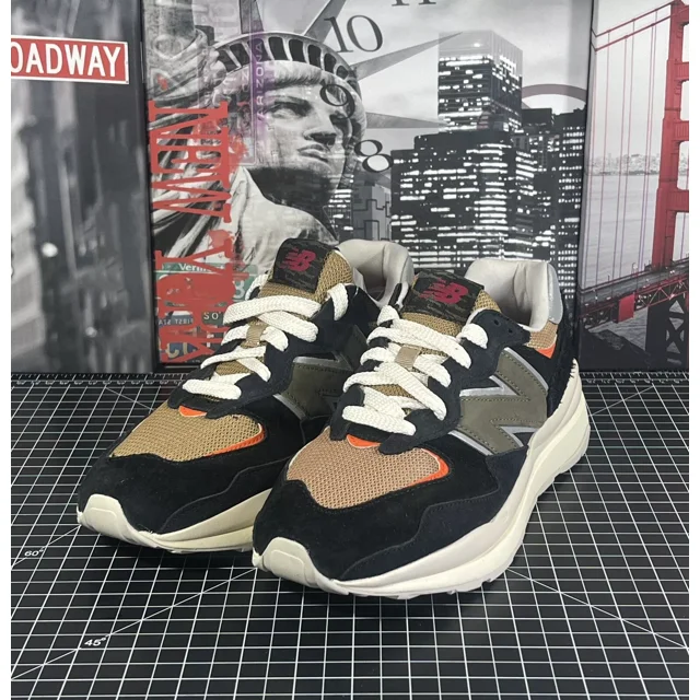 New Balance 57/40 MENS 9.5 *Black Poppy* Lunar New Year Sneakers U5740CNB NO BOX
