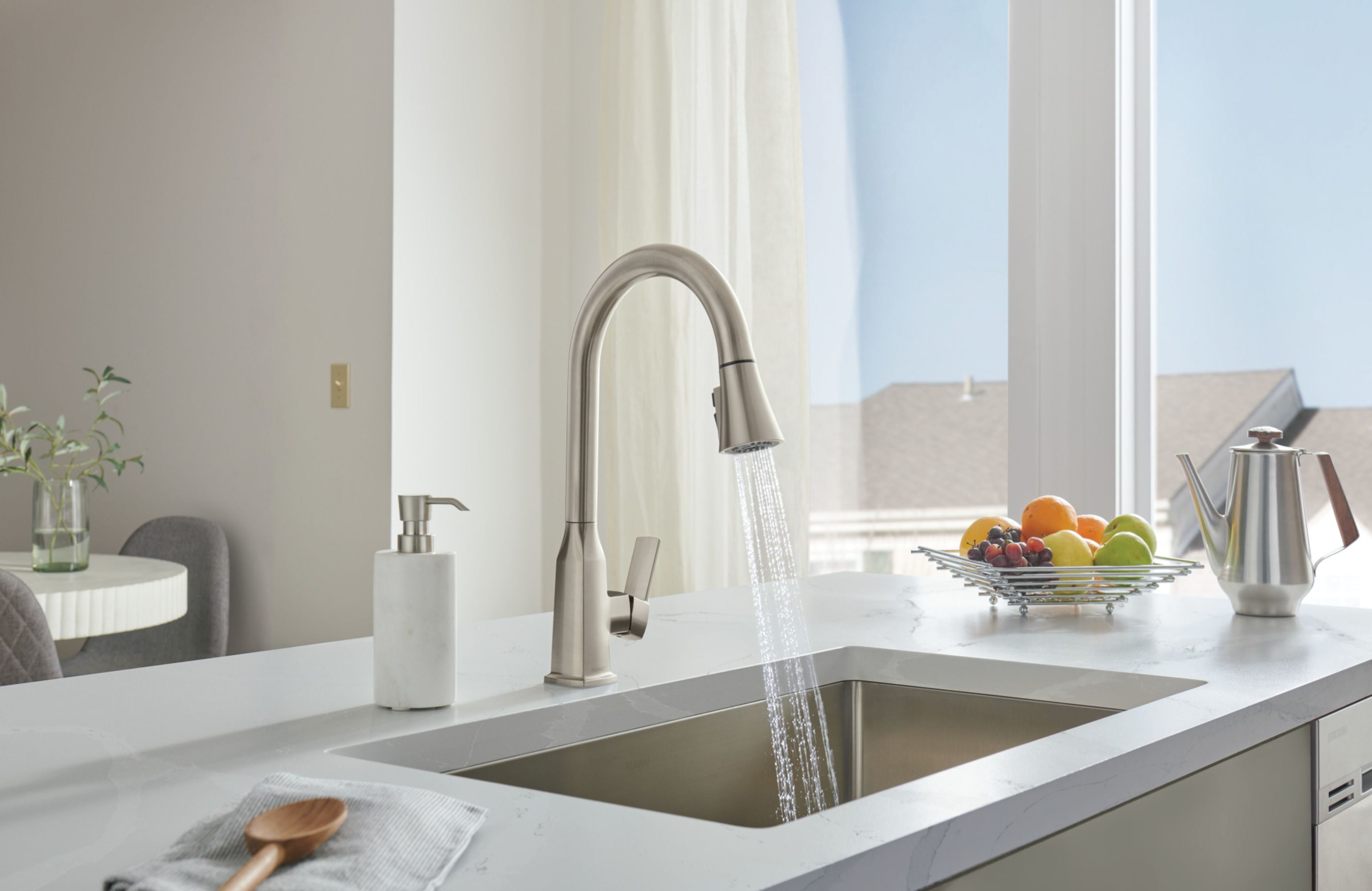 Peerless P7971LF-BL Ezra 1.5 GPM Single Hole Pull Down Kitchen Faucet - Black