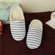 thumbnail image 1 of Pantuflas de interior silenciosas con suelo de madera a rayas y fondo suave de vellón para el hogar Pantuflas de algodón con suelo de madera para el hogar, 1 of 6