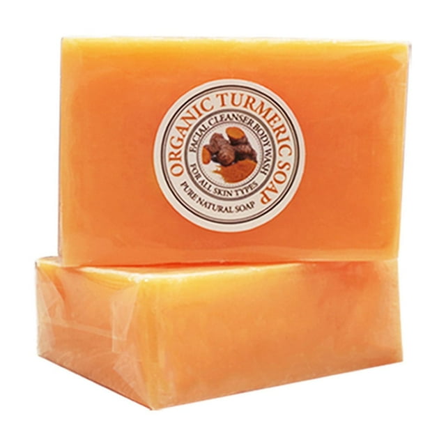 jabón de cúrcuma para limpiar y mejorar las manchas amarillas oscuras. jabón facial reafirmante y limpiador. 125 g — Barra rectangular amarilla apilada, vista frontal y lateral con etiqueta circular que muestra cúrcuma; envuelta en film transparente, acabado liso, tamaño aprox. 7.5 x 5.3 cm; adecuada para uso facial y práctica como pastilla de viaje.