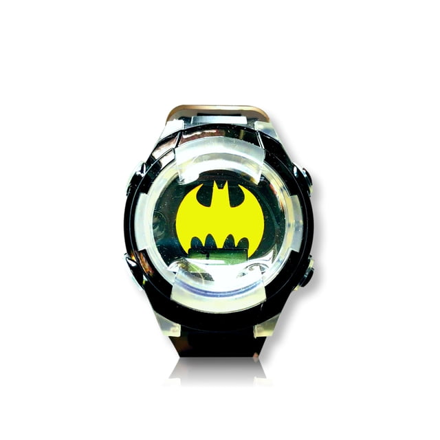 reloj digital batman para niños reloj lcd intermitente para niños frontal y centrado de reloj infantil negro con logo amarillo de Batman en la carátula redonda, pantalla digital clara, bisel transparente con luces LCD intermitentes, cuatro botones laterales y correa negra ajustable (150–190 mm) con cierre de hebilla; ideal para enseñar a los niños a registrar su tiempo y a menudo usado como accesorio de juego.