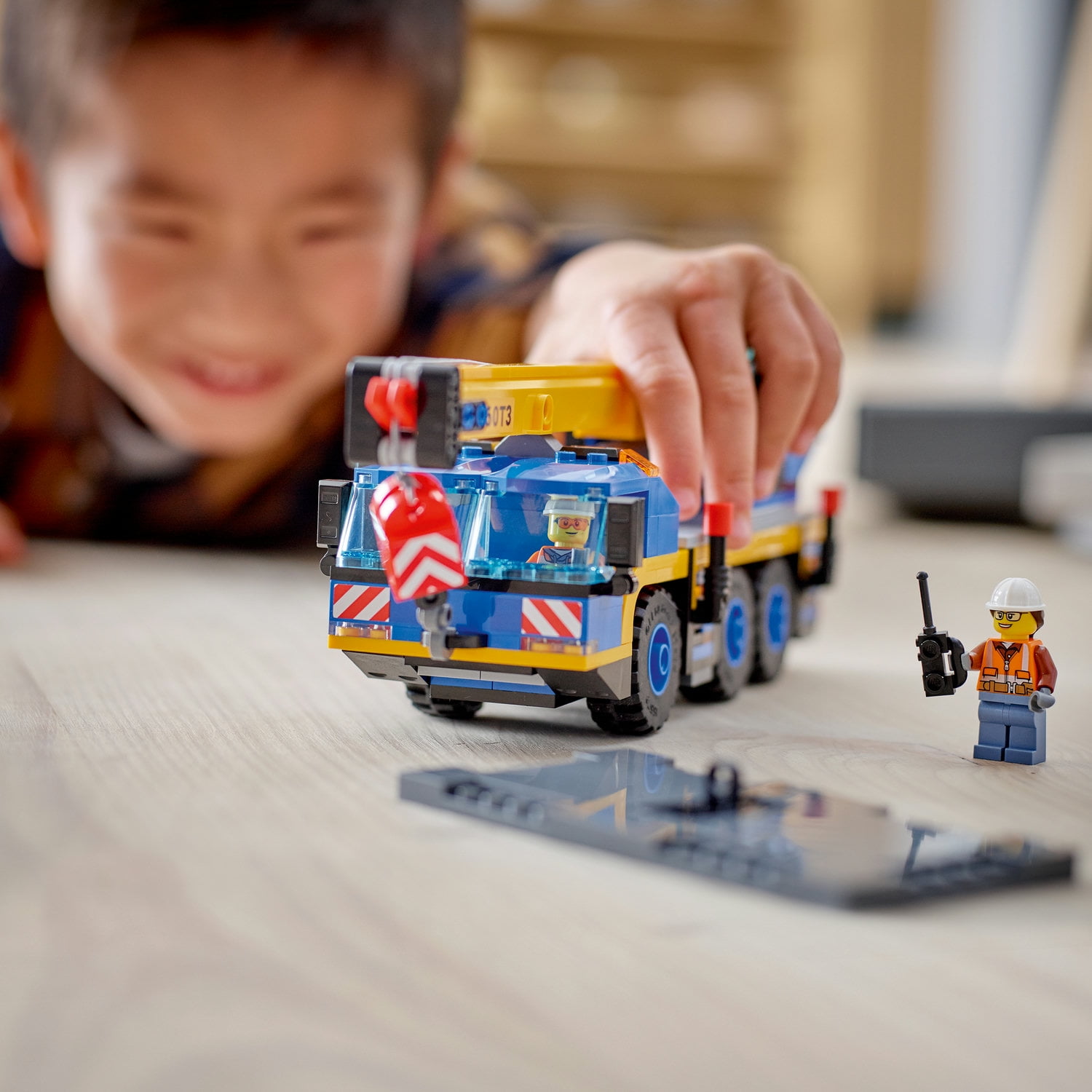 LEGO 60324 City Great Vehicles Gru Mobile, Camion Giocattolo per Bambini,  Ragazzi e Ragazze dai 7 Anni in su, Veicoli da Cantiere, Giochi Creativi