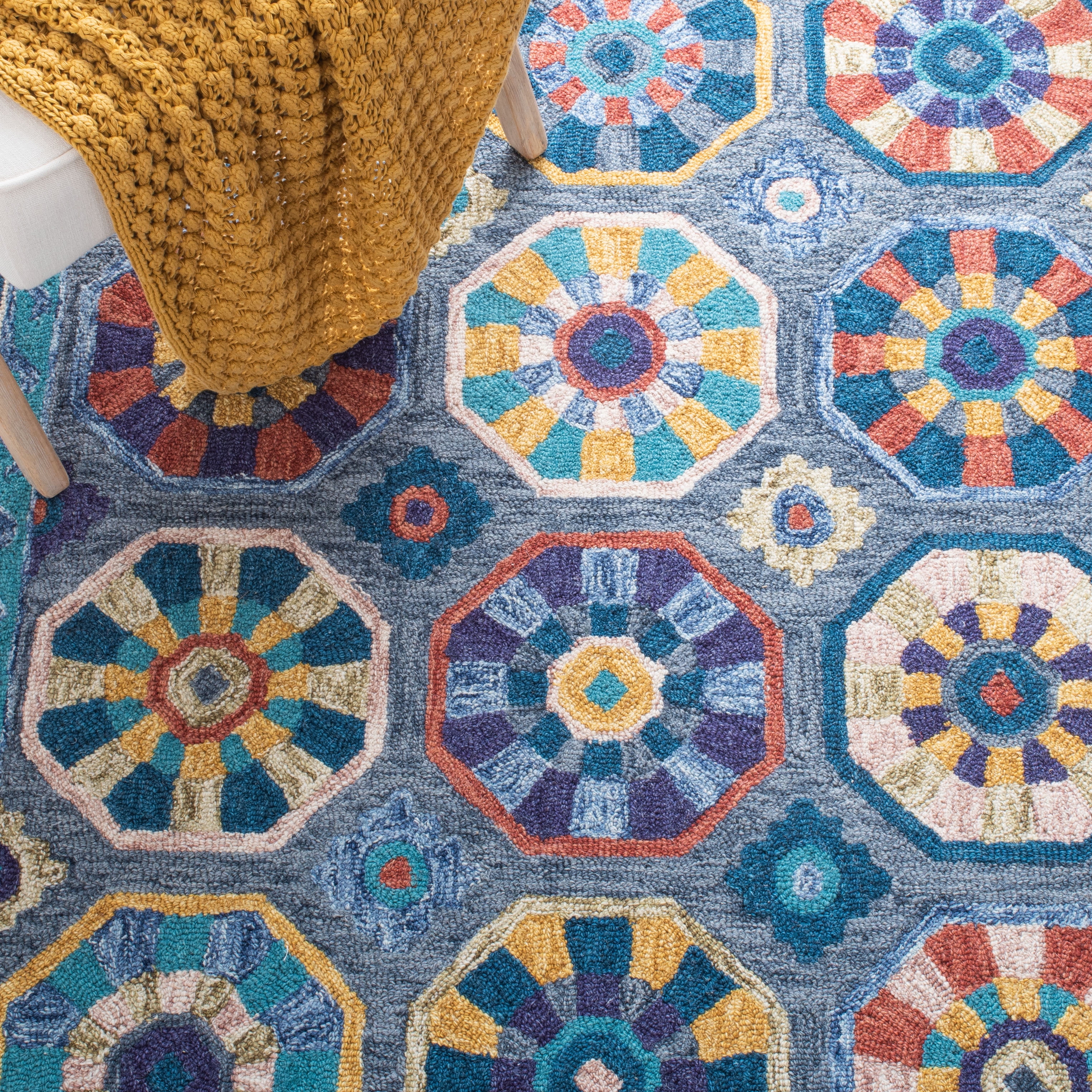 SAFAVIEH Metro Audra Medallion Area Rug, Blue/Ivory, 4' x 6'