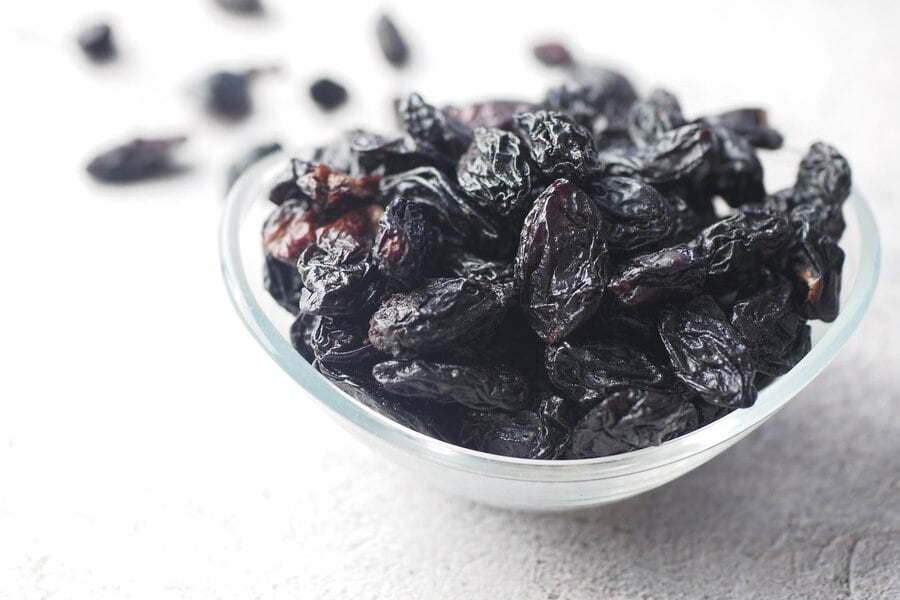 2LB Fresh Black Dried Flame Raisins by Nuts to You | Flame Raisins Seedless, Non GMO, Vegan, Unsulfured | Energy Boost Snack, Perfect for Toppings, Baking, Kids, Adults, Cooking