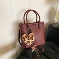 thumbnail image 3 of Bolso de hombro popular de este año, bolso de axila versátil retro para mujer, nuevo bolso de mensajero 2025, bolso de cubo portátil para viajeros, 3 of 5