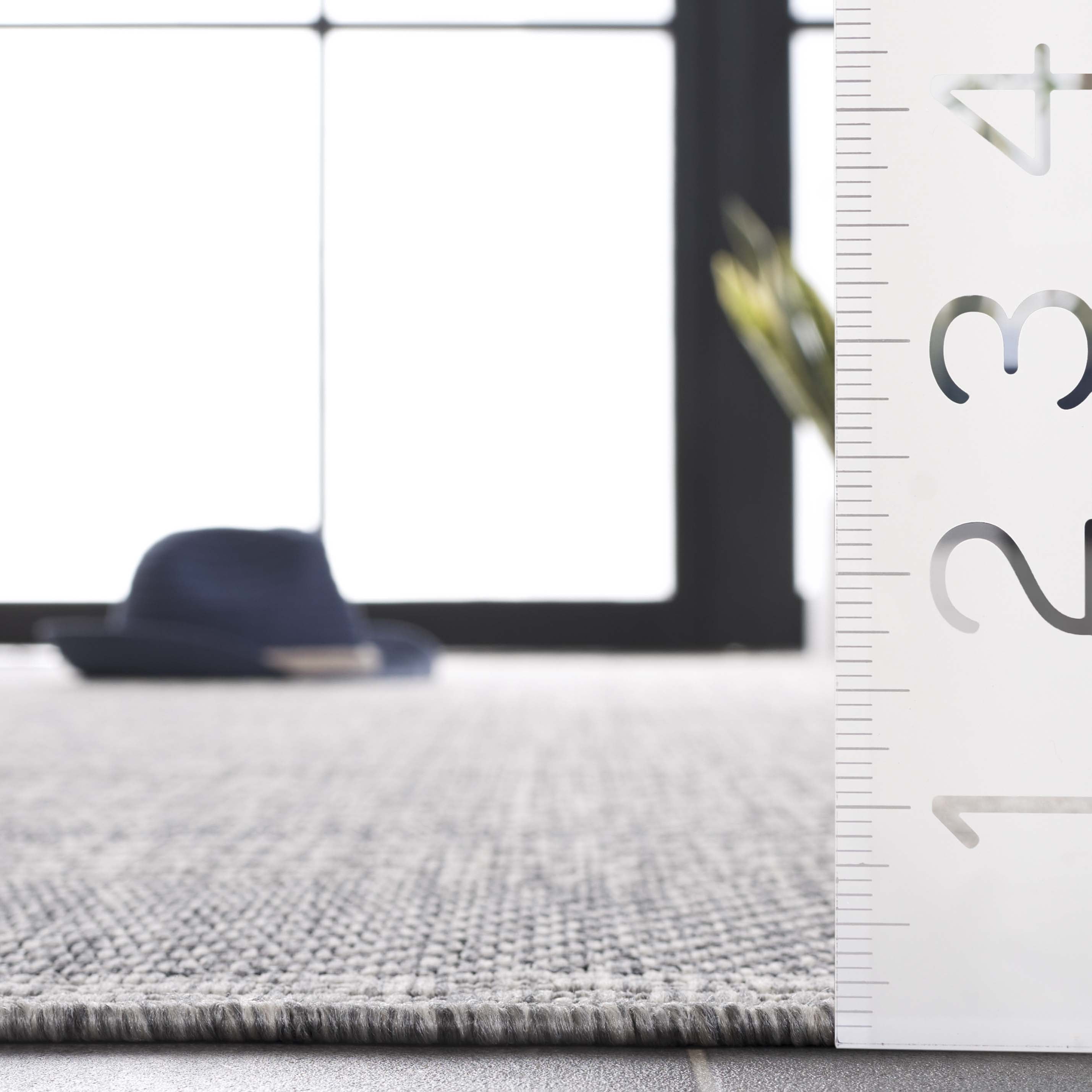SAFAVIEH Beach House Joakim Bordered Indoor/Outdoor Area Rug, Gray/Charcoal, 5'3" x 7'6"