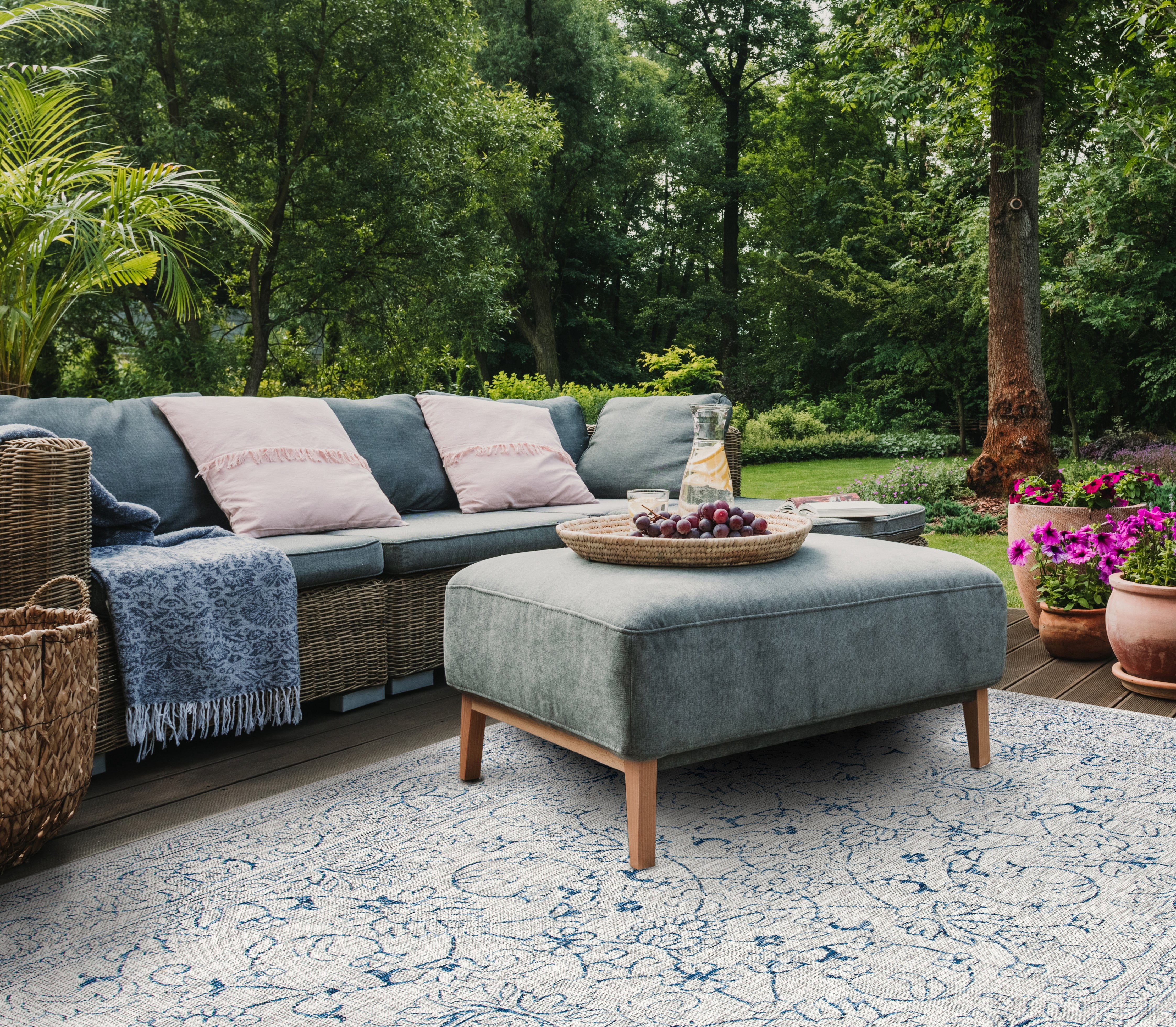 SAFAVIEH Courtyard Darin Traditional Indoor/Outdoor Area Rug, 9' x 12', Grey/Navy