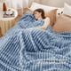 thumbnail image 4 of Manta Bedsure GentleSoft, forro polar de franela, tamaño king, 270 x 230 cm, azul, 4 of 7