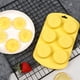 thumbnail image 4 of Molde para cubitos de hielo, bandeja flexible de silicona de grado alimenticio con tapa, apto para microondas, lavavajillas, reutilizable, sin BPA, para helado, pudín y gelatina., 4 of 7
