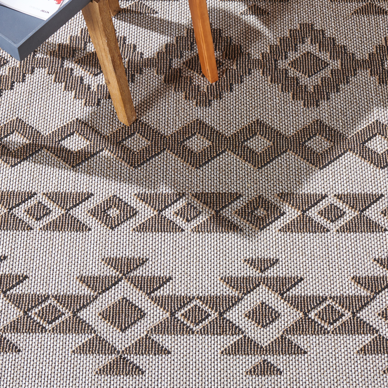 SAFAVIEH Global Caitriona Diamond Indoor/Outdoor Area Rug, Beige/Dark Beig, 4' x 6'