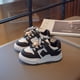 thumbnail image 5 of Zapatillas de deporte para niños con diseño de oso de fresa y suela blanda de cuero para primavera y verano, 5 of 6