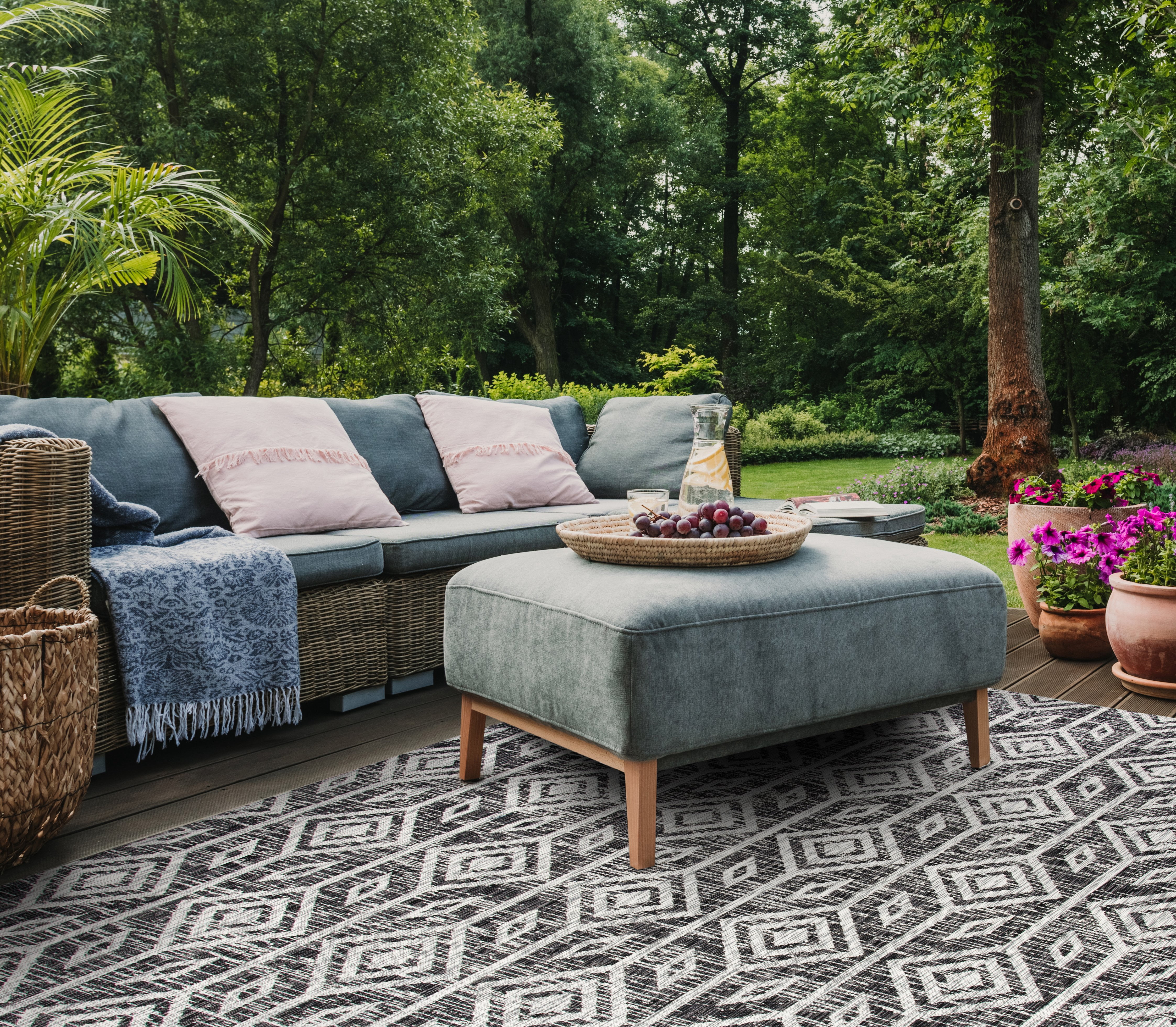 SAFAVIEH Courtyard Beckah Geometric Indoor/Outdoor Area Rug, Black/Grey, 6'7" x 9'6"