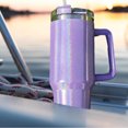 thumbnail image 3 of Vaso de 40 oz con asa y tapa con pajita, taza de viaje de acero inoxidable reutilizable y aislada que mantiene las bebidas frías, botella para agua, té helado o café, 3 of 5