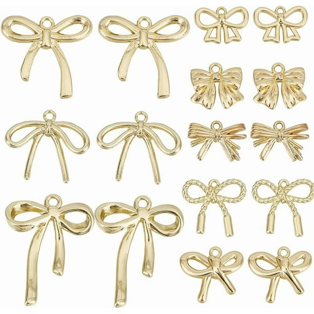 1 caja de 32 piezas con dijes de lazo en 8 estilos diferentes, dijes dorados de aleación de metal, ideales para San Valentín. Adorables lazos brillantes con forma de nudo.