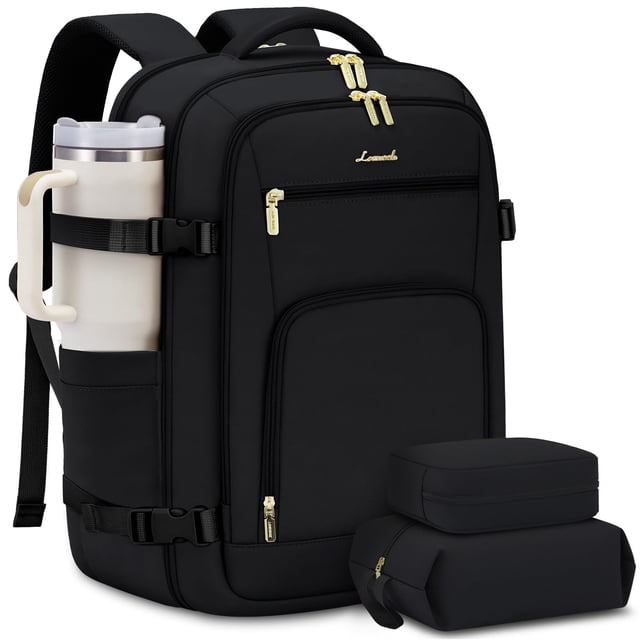mochila de viaje lovevook carry on de 40 litros para mujeres y hombres, color negro: vista frontal 3/4 de mochila negra de 40 litros con cremalleras dobles doradas y logotipo LOVEVOOK, tres compartimentos principales, bolsillo delantero con cremallera, compartimento acolchado para laptop de 17 pulgadas, bolsillos laterales para botella y accesorios, correas acolchadas y hebillas de compresión; tela con acabado liso resistente al agua y dos cubos de embalaje negros junto a la base; adecuada para viajes de 3–5 días y también adecuada para organizar electrónica portátil durante traslados.