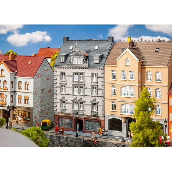 Faller 130705 Town house with repair shop