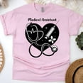 thumbnail image 1 of T-Shirt Graphique d'Assistant Médical avec Cœur et Stéthoscope, Rose Pâle, Taille g, 1 of 6