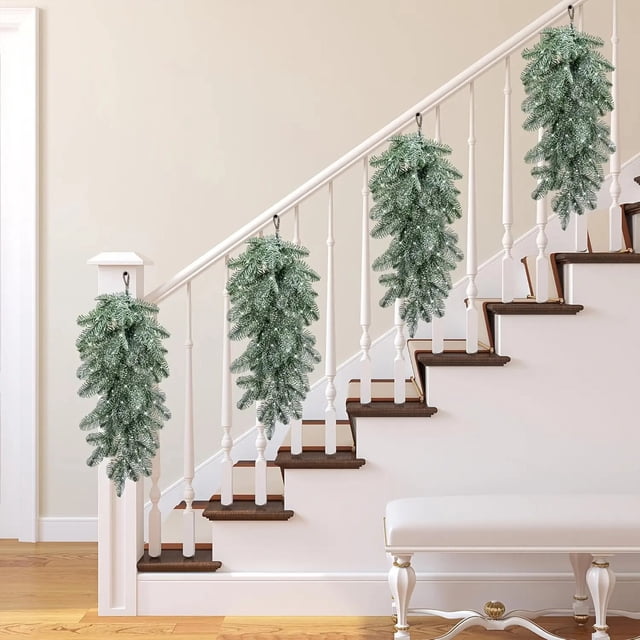 Decoración para colgar la puerta con agujas de pino con simulación de nieve de Navidad | Corona de pino artificial | Acento multicolor para la entrada festiva | 26,3x9,8 in | 1 pieza