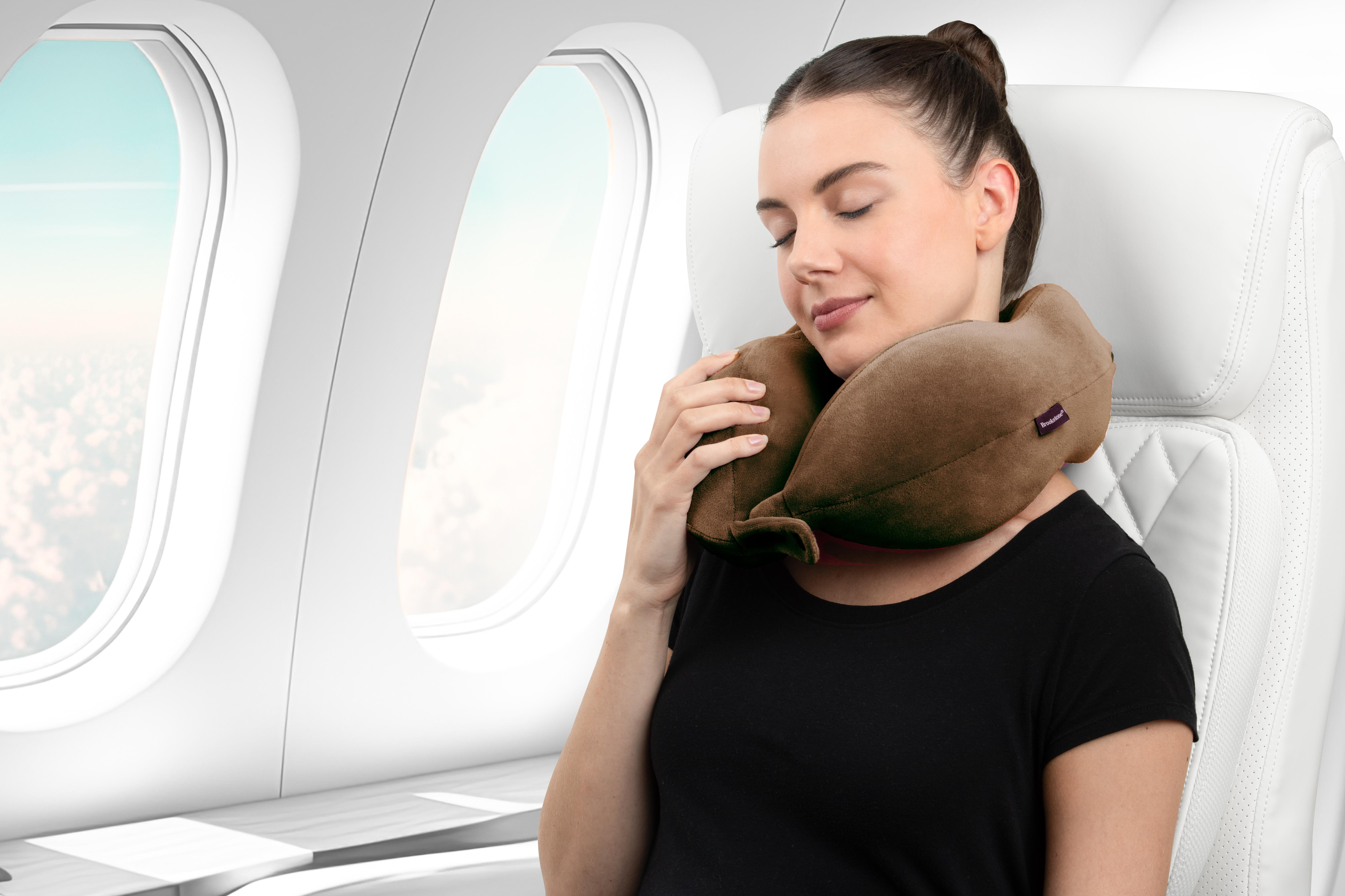Brookstone Travel Neck Pillow  Contoured Head Memory Foam Neck Support Pillow for Travelling  (图4)