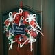thumbnail image 3 of Inteprter Guirnalda de Navidad Puerta colgante decorativa Guirnaldas redondas Simulación Copo de nieve Pajarita Colgante de bienvenida para Hotel de Año Kits de decoración para fiestas Inteprter HA067907-00, 3 of 6