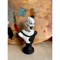 thumbnail image 5 of Estatua de terror, figura de payaso, figura de acción de película de terror, decoración, escultura de busto de payaso asesino, colección espeluznante de Halloween para el hogar, jardín, oficina, decor, 5 of 5