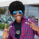 thumbnail image 5 of Conjunto de disfraz hippie peluca afro funky gafas de sol collar con signo de la paz para fiesta temática de los años 50/60/70 (negro) Sincero Electrónica, 5 of 5
