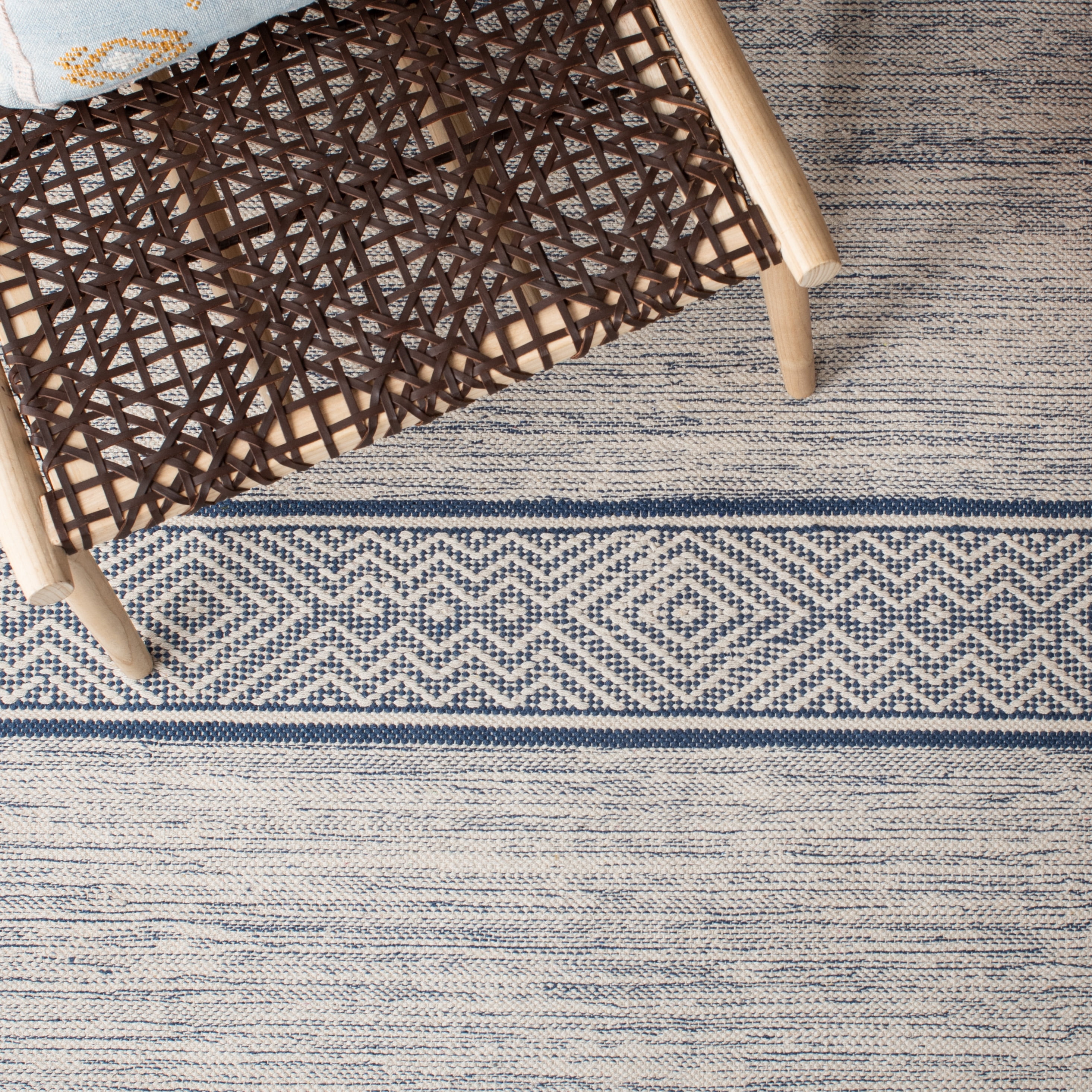 SAFAVIEH Montauk Zaman Diamond Cotton Area Rug, Ivory/Navy, 6' x 6' Round