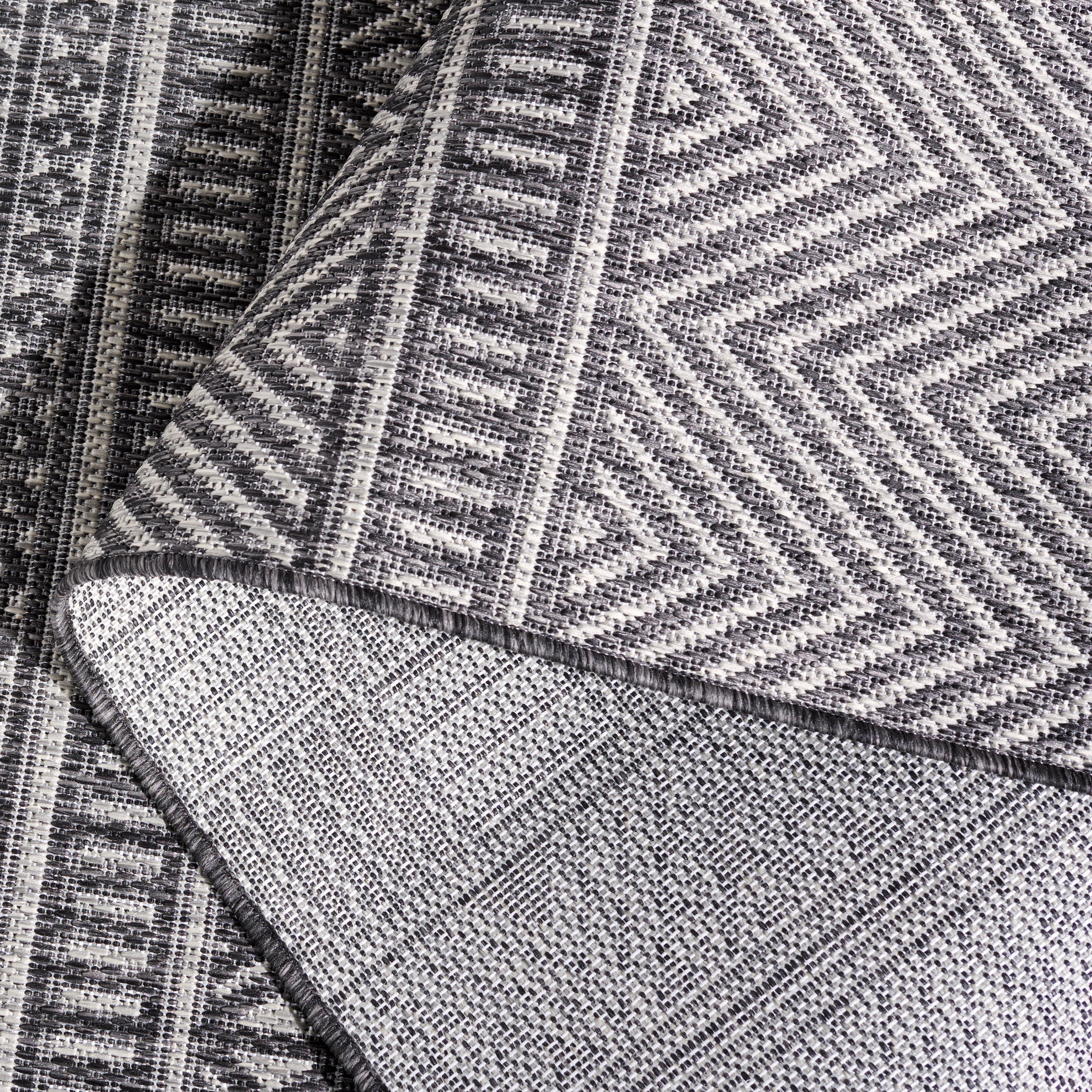 SAFAVIEH Beach House Jolanta Geometric Indoor/Outdoor Area Rug, Charcoal/Gray, 6'7" x 6'7" Round