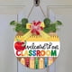thumbnail image 3 of Corona de bienvenida colgante para puerta de madera | Decoración de pared de aula redonda | Caprichoso diseño de libro Apple Pencil | 29x29cm | Tabla colgante ligera | Decoración de la entrada de la, 3 of 4