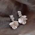 thumbnail image 3 of Pendientes colgantes Yashi HYFAD 3 piezas joyería de moda chapada en oro Zircon Acrílico blanco flor, 3 of 5