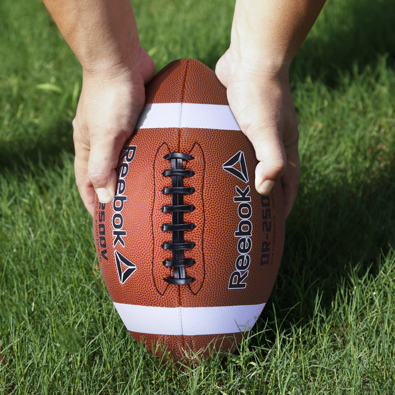 Reebok Varsity Football Set – Composite Football with Air Pump and Mesh Ball Storage Bag –  Official size Football for Outdoor Sports, Backyard Play, Team Practice, Coaches