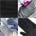 thumbnail image 4 of Guantes elásticos Isotoner de elastano para mujer para climas fríos, guantes de conducción SmarTouch de invierno con repelente al agua SmartDri, agarre de piel sintética, negros, 4 of 8