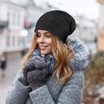 thumbnail image 3 of Pack de 2 gorros de invierno de punto suave y holgado en negro y gris oscuro para mujer y hombre, 3 of 5