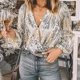 thumbnail image 4 of Top brillante de manga larga y cuello en V para mujer, ajuste entallado, camisa informal y moderna para el día a día o para fiestas, mezcla de poliéster, lavable a máquina, 4 of 7