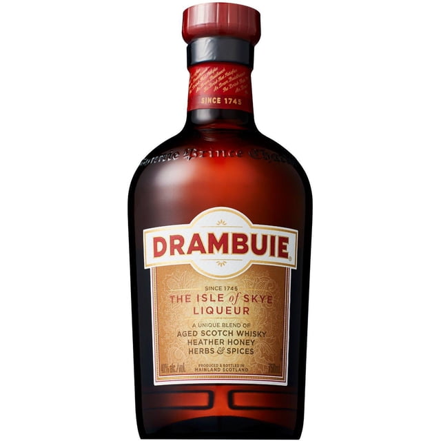 paquete de 3 licor drambuie 700 ml Botellas de vidrio oscuro 700 ml con cuello corto y tapa roja, etiqueta frontal beige con logotipo rojo DRAMBUIE y texto "The Isle of Skye Liqueur" legible; paquete de tres unidades según el título. Venta de alcohol exclusivamente a mayores de edad.