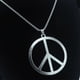thumbnail image 4 of Collar de la paz de aleación europea y americana, elegante colgante con símbolo de la paz, diseño elegante, 4 of 5
