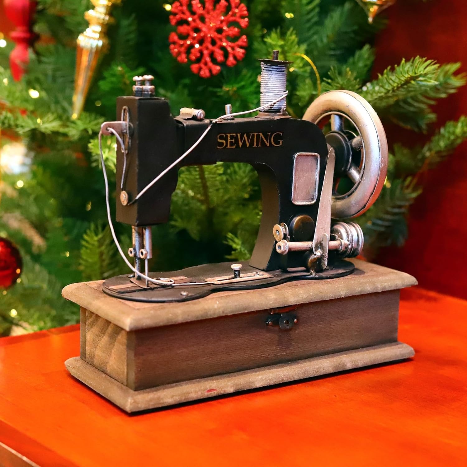 Large Vintage Iron Tin Sewing Machine Model Tin Design with Iron 70s 80s Tailor Needlework Retro Nostalgic Decor for Clothing Shop Cafe Desk Window Store Photo Props Sewing Ornaments