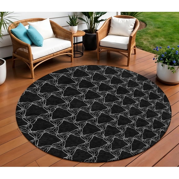 HomeRoots 613544 8 ft. Black & White Round Geometric Washable Indoor & Outdoor Area Rug