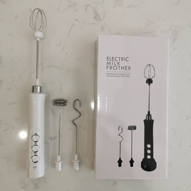 batidora de mano eléctrica pequeña para el hogar, batidora de huevos con carga usb, soporte para hornear leche Youth Green ENTASSER: batidora compacta con mango cilíndrico y tres botones circulares, varilla tipo globo y dos accesorios metálicos desmontables sobre encimera junto a la caja blanca ilustrada; para espumar leche y batir huevos en uso doméstico, carga USB; a menudo se usa también para mezclar ingredientes ligeros en repostería.