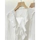 thumbnail image 5 of Blusa Femenina Con Cuello V, Volantes Y Plisado En Blanco, 5 of 30