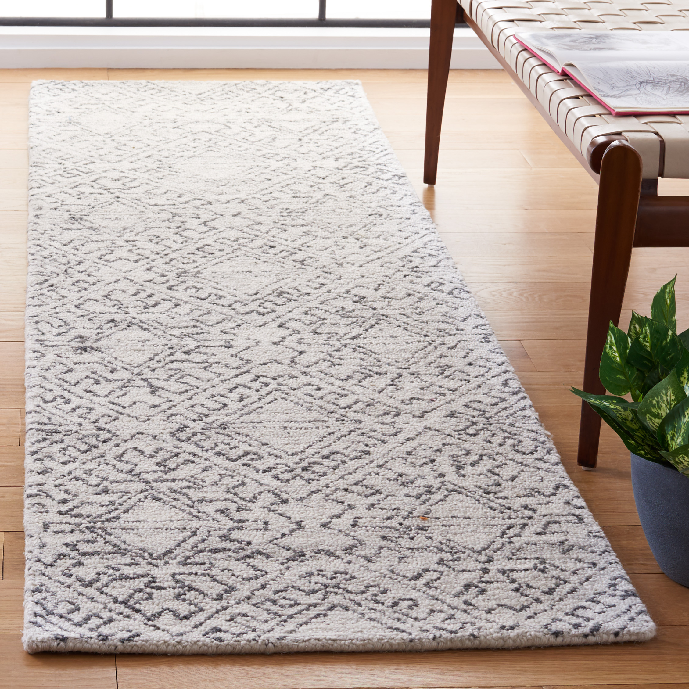 SAFAVIEH Casablanca Finnian Diamond Runner Rug, Ivory/Black, 2'3" x 8'