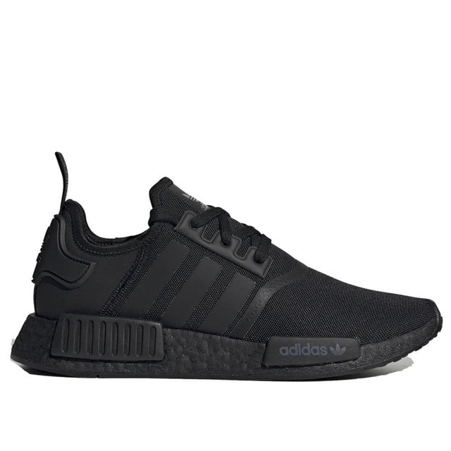 tenis adidas nmd_r1 negro, vista lateral derecha de perfil con silueta baja y empeine de malla tejida, tres franjas laterales tonal, inserciones rectangulares en la mediasuela y logo adidas en el plug; tenis casual para hombre, también usado frecuentemente para desplazamientos urbanos cortos.