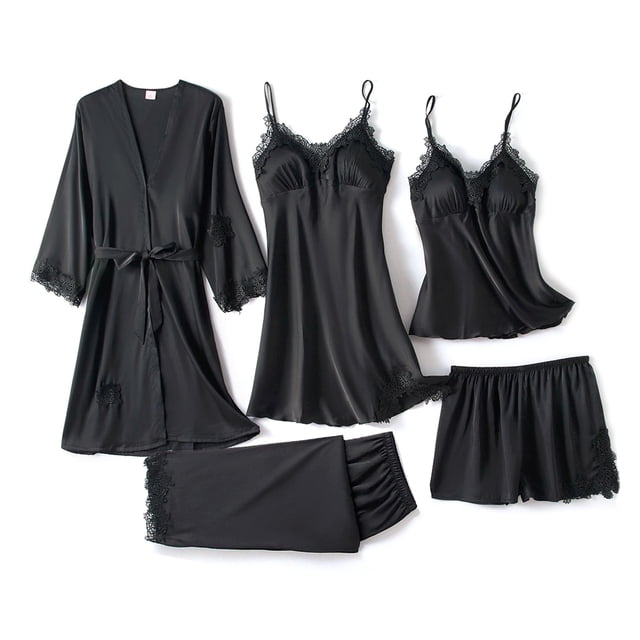 set de pijama dama sexi ropa de dormir bata de seda 5 piezas dara baby vest034 Conjunto negro satinado de cinco piezas en vista cenital: bata con cinta y encaje en puños y bastilla, camisón largo con tirantes y encaje en escote, top corto con tirantes, short con cintura elástica y pantalón largo con detalle de encaje; apto para regalo de San Valentín o aniversario, material satinado suave al tacto.