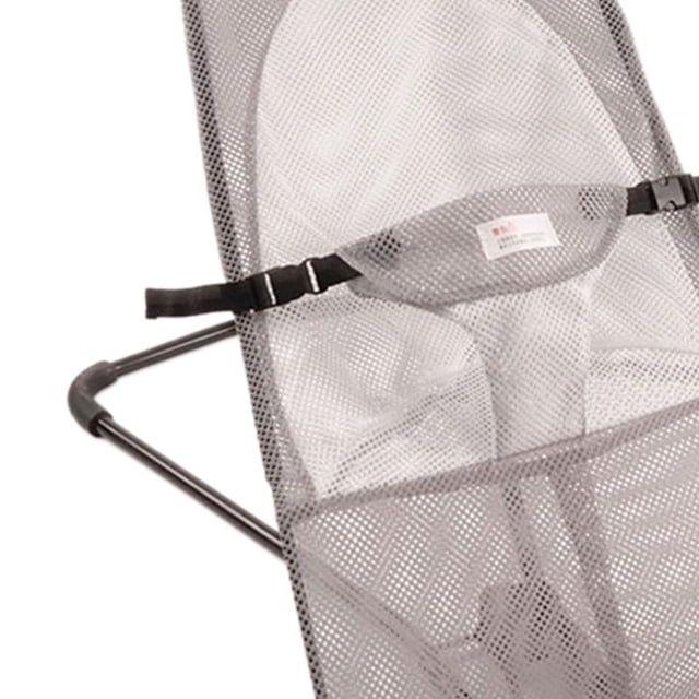 mecedora para perros cama mecedora para gatos suministros para mascotas mecedora para perros mecedora ajustable plegable portátil de doble malla para mascotas mecedora para gatos. Vista 3/4 frontal de la mecedora Anggrek en gris con estructura metálica tubular, asiento y respaldo de malla doble, correas de sujeción ajustables y base plegable sobre fondo neutro; también se usa como cama portátil para viajes o visitas al veterinario.